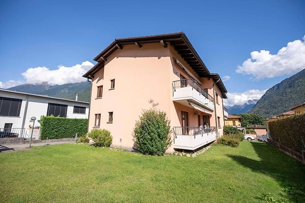 Vendiamo residenza a reddito di tre grandi appartamenti 1