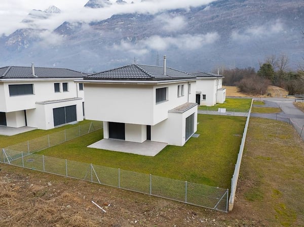 Vendiamo spaziose e moderne ville a Moleno 1