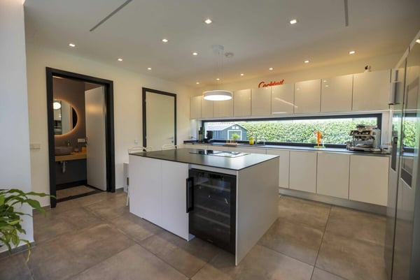 Wir verkaufen eine moderne und komfortable Villa mit Garten 8