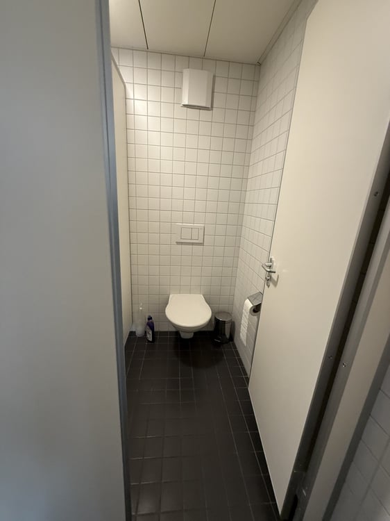 SURFACE COMMERCIALE AVEC GRANDES VITRINES D'ENV. 90 M² 8