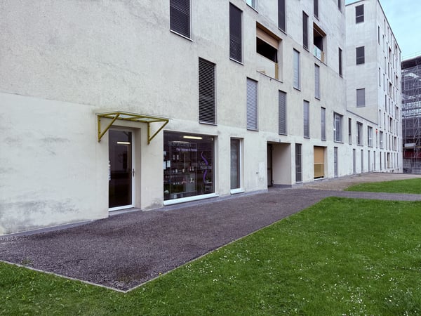 SURFACE COMMERCIALE AVEC GRANDES VITRINES D'ENV. 90 M² 9