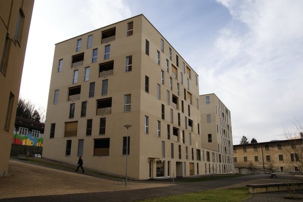 SURFACE COMMERCIALE AVEC GRANDES VITRINES D'ENV. 90 M² 10