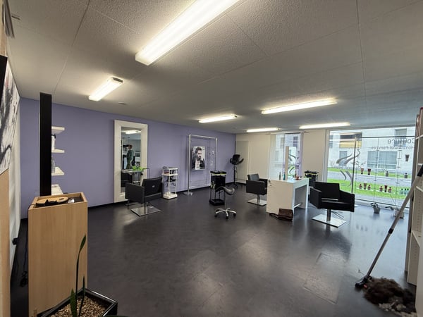 SURFACE COMMERCIALE AVEC GRANDES VITRINES D'ENV. 90 M² 1