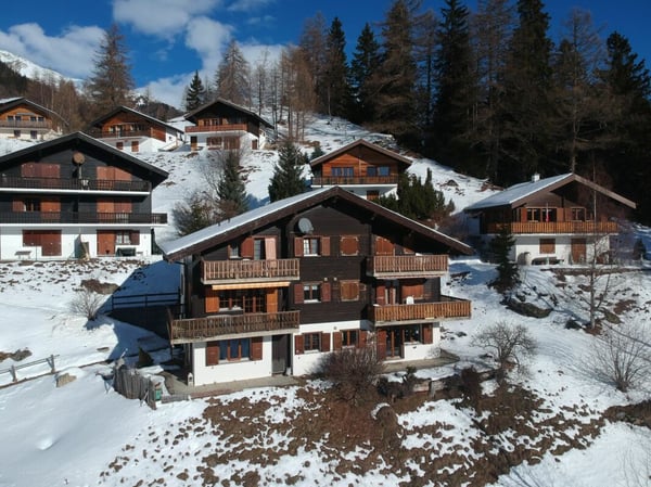 3 ½ Zi - Dachwohnung Haus 'Nufenen' 1