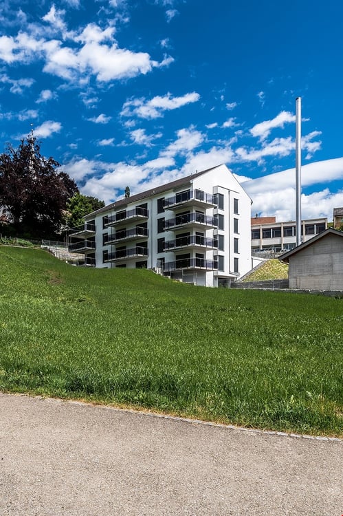Moderne 3.5-Zimmer-Wohnung in Oberhelfenschwil – Neubau mit Sitzplatz und herrlicher Aussicht