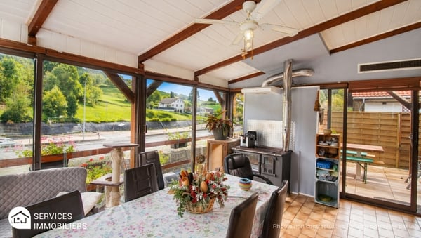 Maison familiale avec terrasse, garage, dépendances, rare ! 13