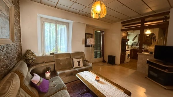 Maison 2 logements à rénover - Beau potentiel au coeur du village 11