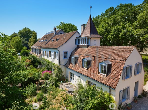 Dreifamilienhaus mit Charme in alterwürdigem Gemäuer 1