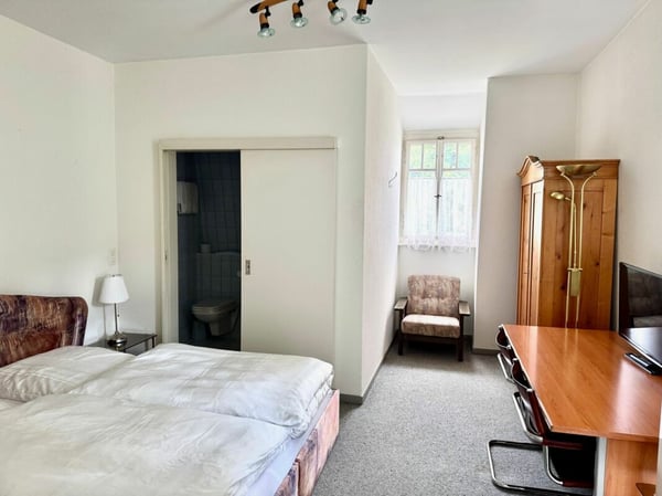 Hotel und Nebengebäude Zu Verkaufen 20