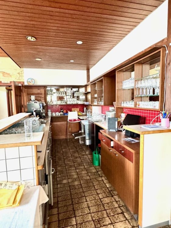 Hotel und Nebengebäude Zu Verkaufen 6