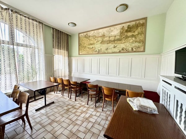 Hotel und Nebengebäude Zu Verkaufen 11