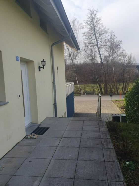 1.5 Doppeleinfamilienhaus zu verkaufen 1 Garage & 3 PP 1'100'000.- 8