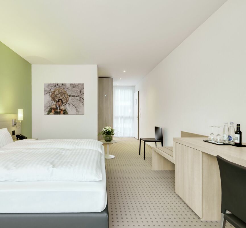 Möbliertes Zimmer mit Gemeinschaftsräumen