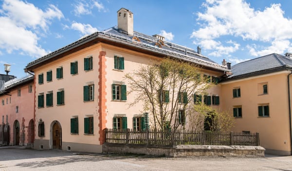 Charmante 3.5-Zimmer-Wohnung in historischem Gebäude in Zuoz 1