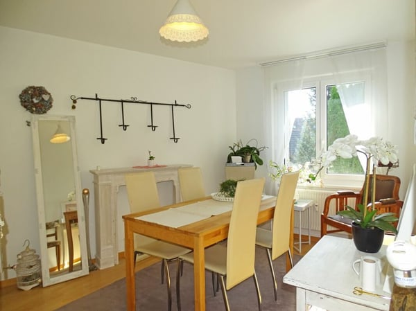 Sonnige und helle Wohnperle an zentraler Lage: 4-Zimmerwohnung im 1. OG 2