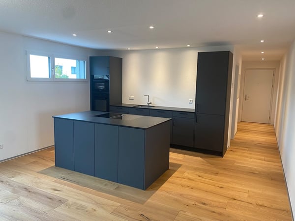 DIE LETZTE 4.5-ZIMMER WOHNUNG MIT 2 BALKONEN IM KERN VON SCHMITTEN 2
