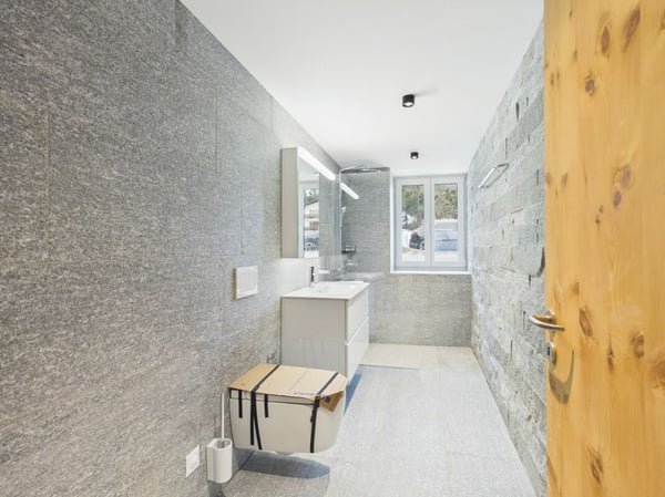 Exklusives Zweihaus-Anwesen mit vier Garagenplätzen und historischem Gewölbekeller in Churwalden 26