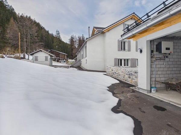 Exklusives Zweihaus-Anwesen mit vier Garagenplätzen und historischem Gewölbekeller in Churwalden 29