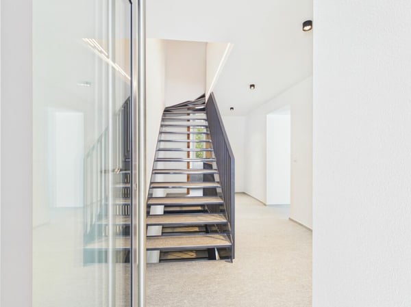 Exklusives Zweihaus-Anwesen mit vier Garagenplätzen und historischem Gewölbekeller 7