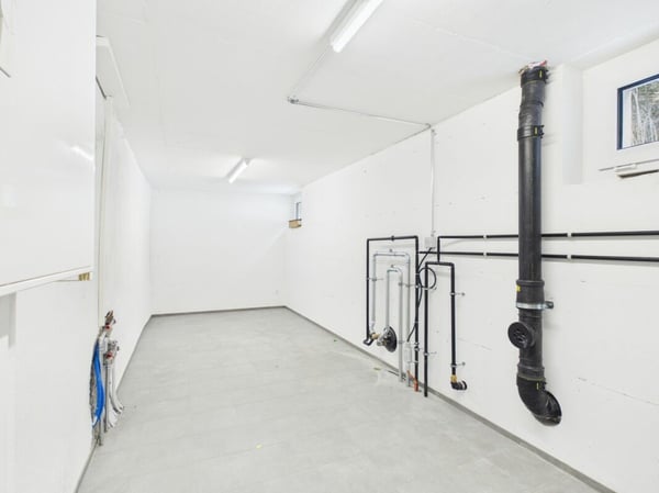 Exklusives Zweihaus-Anwesen mit vier Garagenplätzen und historischem Gewölbekeller 13