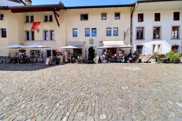 Splendide immeuble historique du 15? siècle avec local commercial et appartements 1