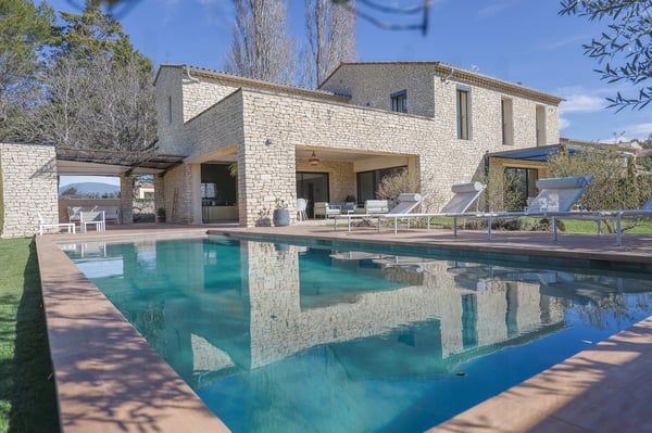 MAGNIFIQUE PROPRIÉTÉ CONTEMPORAINE AVEC PISCINE CHAUFFÉE