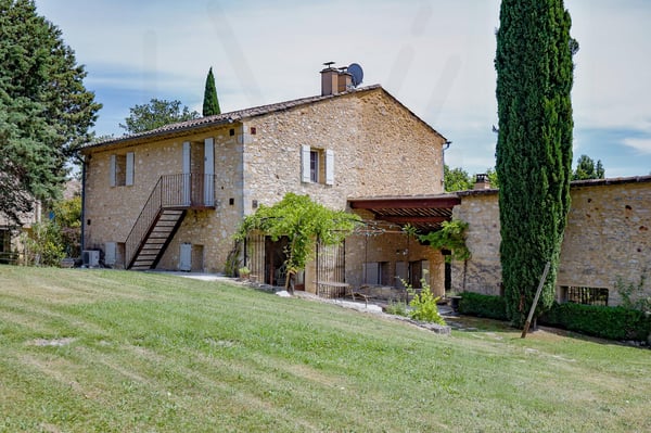 MAGNIFIQUE BASTIDE EN PIERRE AVEC VUES PANORAMIQUES ET PISCINE CHAUFFÉE À proximité de Roussillon ? Au coeur du Luberon 1