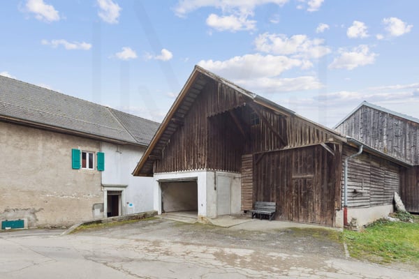 Propriété composée de trois bâtiments à rénover entièrement, répartis sur deux parcelles totalisant 534 m², offrant un important potentiel de transformation. 3