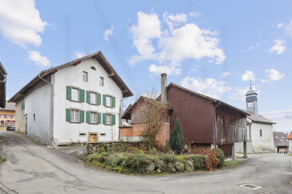 Propriété composée de trois bâtiments à rénover entièrement, répartis sur deux parcelles totalisant 534 m², offrant un important potentiel de transformation. 1