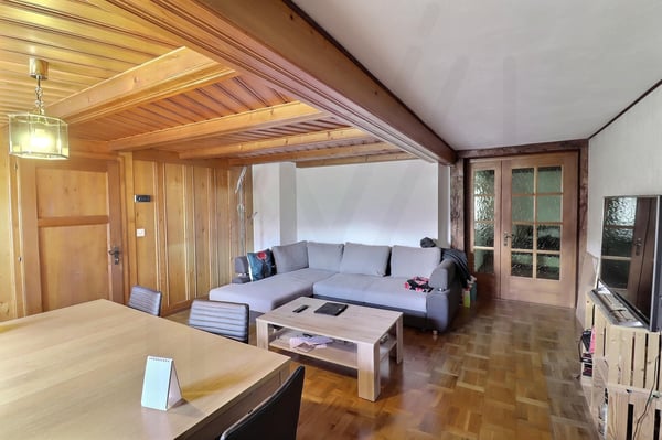 Maison gruérienne avec vue sur les montagnes 5