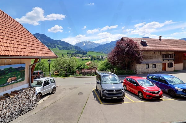 Maison gruérienne avec vue sur les montagnes 12