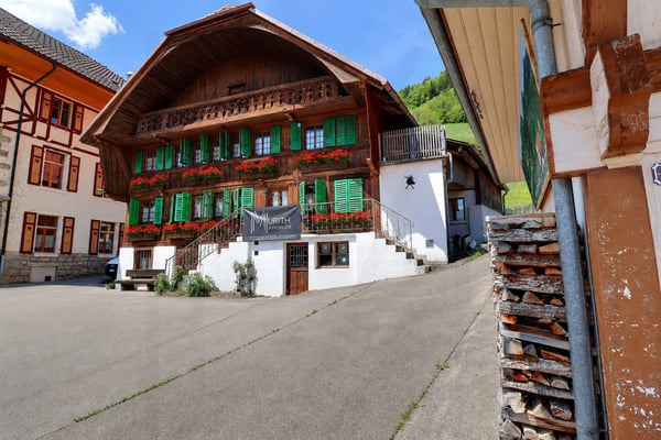 Maison gruérienne avec vue sur les montagnes 1