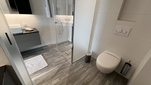 Erstbezug: Möbliertes modernes 1.5-Zimmer-Apartment mit Balkon in Zürich 8