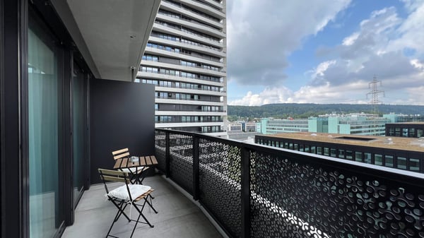 Erstbezug: Möbliertes modernes 1.5-Zimmer-Apartment mit Balkon in Zürich 12
