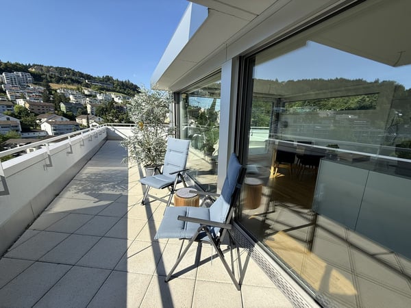 BEFRISTET: 15.07.2026 - 31.12.2026: Möblierte 4.5-Zimmer-Wohnung mit Dachterrasse und Seesicht 17