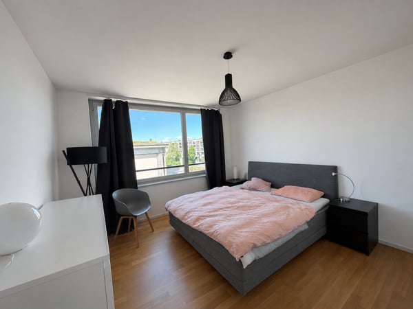 BEFRISTET: 21.08.2026 - 14.12.2026 / Stilvolle 3.5-Zimmer-Wohnung mit Loggia und Bergsicht in Cham 2