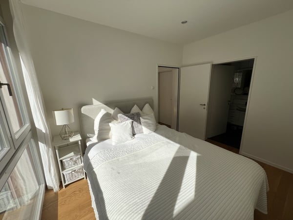 Möblierte 2.5-Zimmer-Wohnung mit Balkon und Seesicht in Zug 6