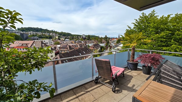 BEFRISTET: 01.12 - 31.03.27: Geräumige 4.5-Zimmer-Wohnung mit Balkon und schöner Aussicht in Luzern 1