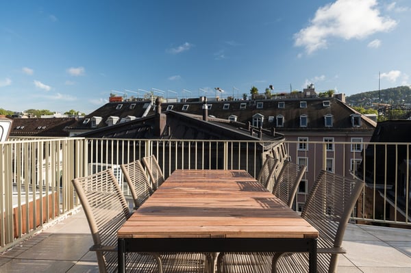 Möbliertes 2.5-Zimmer-Penthouse mit grosser Dachterrasse in Zürich 10
