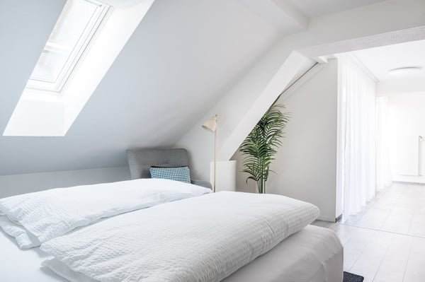 Möblierte 1.5-Zimmer-Attikawohnung mit Balkon im Herzen von Züric 4