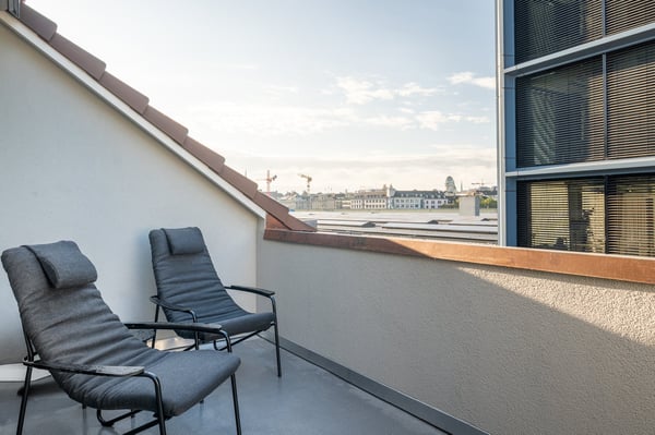 Möblierte 1.5-Zimmer-Attikawohnung mit Balkon im Herzen von Züric 7