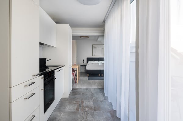 Möblierte 1.5-Zimmer-Attikawohnung mit Balkon im Herzen von Züric 9