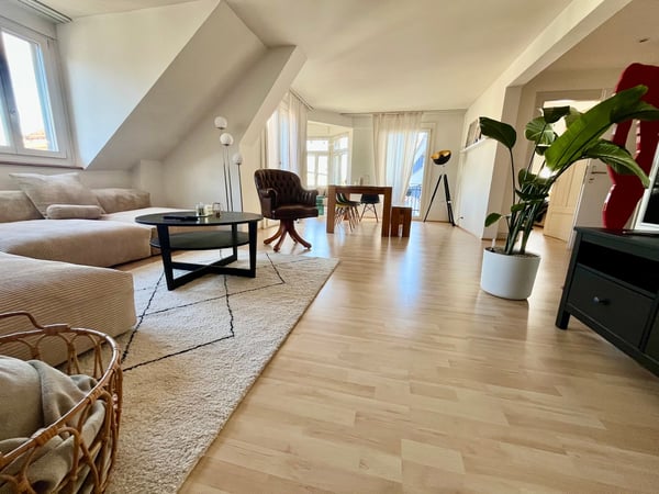BEFRISTET: 01.12.26 - 30.04.27: Charmante 4.5-Zimmer-Dachwohnung mit sonnigen Balkonen in Luzern 1