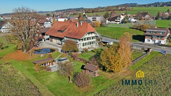 Grosszügige 5-Zimmer-Wohnung in ehemaligem Bauernhaus