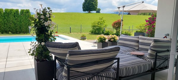 Natur und Lifestyle: 1.5-Zimmer-Luxury-Apartment mit Aussen-Pool und Bergsicht 14