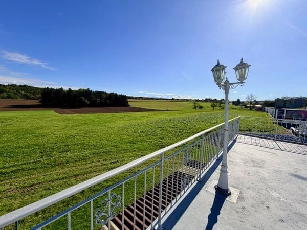 LIBRE DE SUITE Villa de 190 m2 + grand dépôt de 151 m2 10