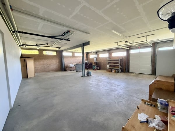 LIBRE DE SUITE Villa de 190 m2 + grand dépôt de 151 m2 6