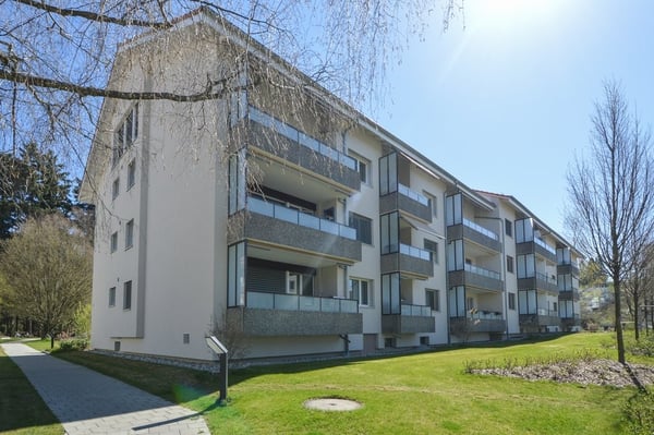Grosse und charmante 2-Zimmer-Dachwohnung in Schliern