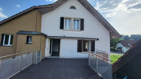 Geräumige 5.5-Zimmer-Dachwohnung mit Terrasse in Muhen