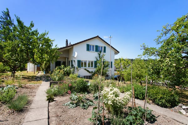 Charmantes 5.5-Zimmer-Einfamilienhaus mit traumhaftem Garten in ruhige 1
